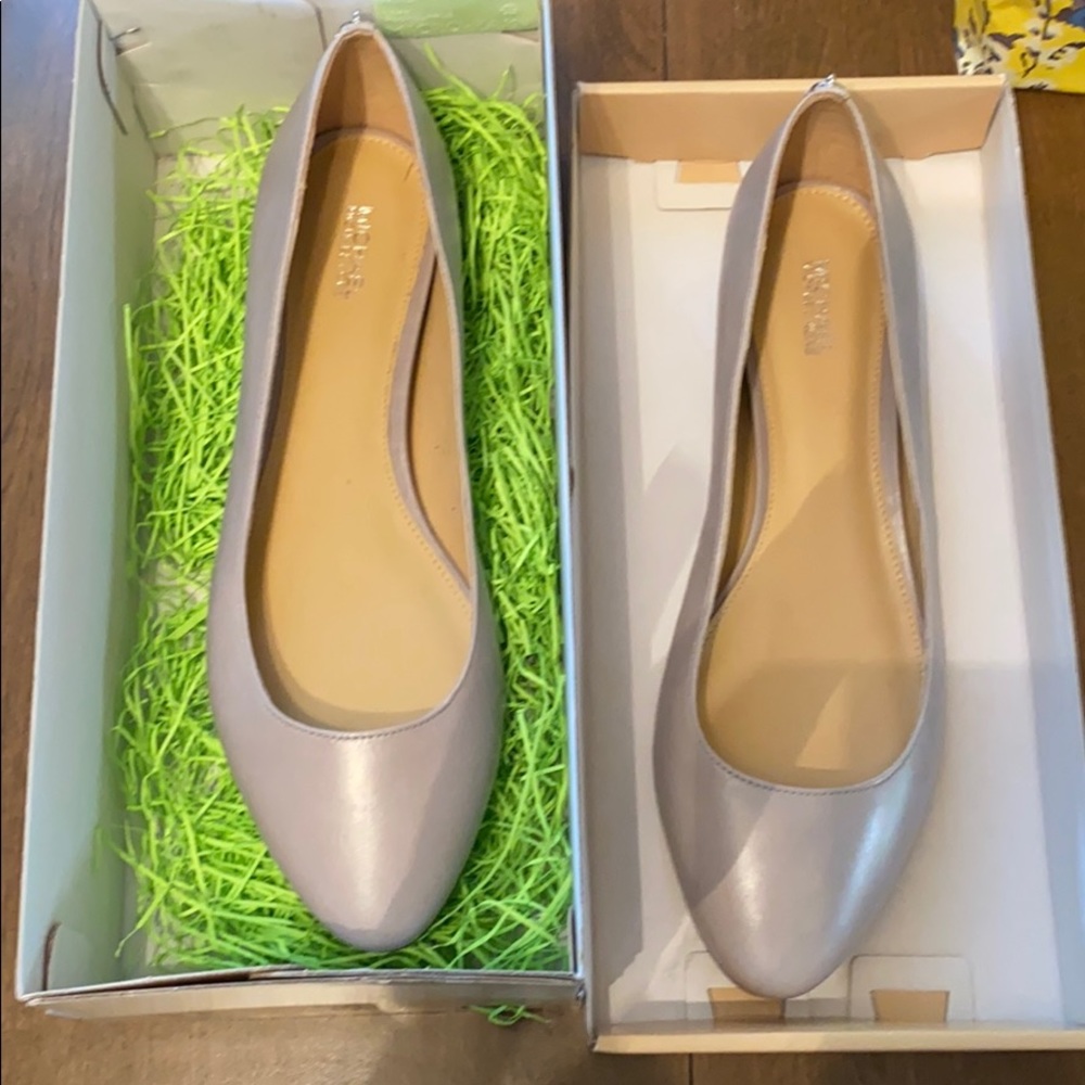 Michael Kors leather flats in color aluminum
